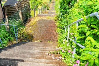 Odyssee Himmelsleiter in Aue nimmt Fahrt auf – und auch wieder nicht - Mitunter nutzen Kinder die Himmelsleiter in Aue-Neudörfel als Schulweg. Doch die Treppenanlage ist marode.