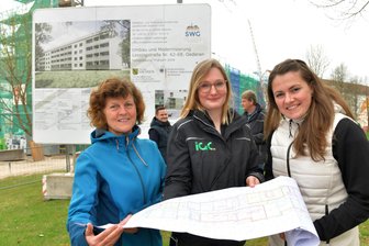 Oederan baut DDR-Wohnblock zu Mehrgenerationenhaus mit Arztpraxen um - Sophie Zeller (r.) und Kerstin Ernstberger (l.) mit Maria Heinrich vom Planungsbüro IGC.