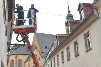 Oederan bekommt neue Weihnachtsbeleuchtung - auch über der B 173 - In der Kleinen Kirchgasse brachten Jens Schulz und Uwe Lippmann die Seile für die Weihnachtsbeleuchtung an.