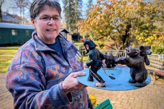 Oederan: Das Klein-Erzgebirge erwacht aus dem Winterschlaf - Viola Uhlig hat das Teufelsrad vorbereitet für das Modell der Katzenmühle.
