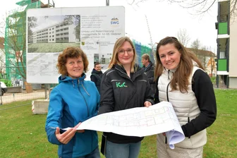 Oederan: DDR-Wohnblock wird Mehrgenerationenhaus - Sophie Zeller (r.) und Kerstin Ernstberger (l.) von der SWG mit Maria Heinrich vom Planungsbüro IGC vor dem Haus Lessingstraße 62-68 in Oederan.