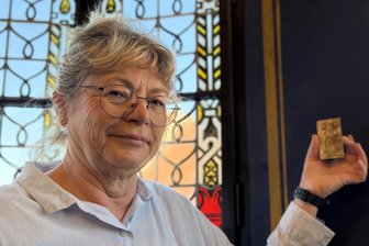 Oederan: Diese Schätze kamen bei der Rathaus-Sanierung zum Vorschein - Oederans Bauamtsleiterin Petra Wolf mit der historischen Spielkarte, gefunden beim Rathausumbau.
