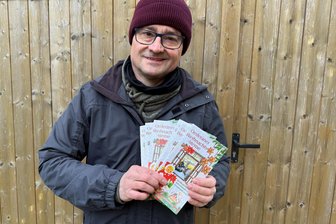 Oederan: Diese Sonderangebote gibt es im Advent - Marco Metzler vom Stadtmarketing mit den neuen Weihnachtssterne-Faltblättern.