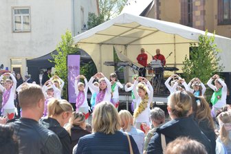 Oederan: Dreiklang von Energietag, Naturmarkt und Frühlingsfest elektrisiert - Der „Tanztraum Oederan“ eröffnete 2024 den Tag der Erneuerbaren Energien.