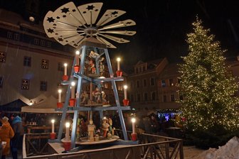 Oederan feiert 60 Jahre Pyramidenkunst zum Adventsbeginn - Pyramidenanschieben 2023 bei strömenden Regen und Schneelage.