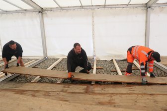 Oederan feiert Oktoberfest: Am Freitag wird das Fass angestochen - Dennis Silbermann, Danny Kirchhof und Jörg Kaden (v.l.) packten beim Zeltaufbau für das Oktoberfest mit an.