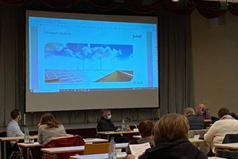 Oederan lehnt Windräder am Ranis ab - Mit einer Präsentation wurde am Donnerstag im Rahmen eines Sonderstadtrates in Oederan das Windkraftprojekt auf dem Ranis vorgestellt. Das Vorhaben stößt auf breite Ablehnung.