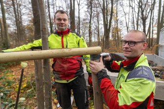 Oederan: Park nun fit für den Klimawandel - Thomas Kermer (l.) und Johannes Weber bei den Arbeiten im Park Börnichen.