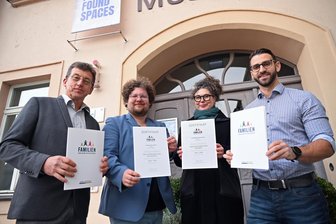 Oederan punktet mit E-Bike-Ladestation, Baby-Wickeltisch und Trinkwasserspender - Michael Keller, Kristian Schulze, Manuela Kruse und Kevin Thiele (v. l.) halten die Zertifizierungen Familienfreundliche Stadt bzw. Einrichtung in den Händen.