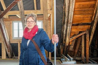 Oederan: Rathausmitarbeiter sollen im November ins sanierte Rathaus zurückziehen - Bauamtsleiterin Petra Wolf auf der Baustelle im Oederaner Rathaus. Foto: Hendrik Jattke/Archiv