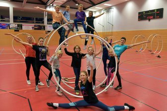 Oederan: Schönerstädter Mädchen drehen das Rhönrad in neue Höhen - Die Rhönradturnerinnen von Schönerstadt mit Übungsleiterin Melanie Heyn, rechts außen.