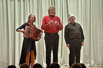 Oederan: Sind Bettelbeamter und Tankstellenseelsorger die Jobs von morgen? - Gastspiel des Kabaretts Kaktusblüte Dresden: Jana Scheudek, Uwe Hänchen (rotes Hemd) und Friedemann Heinrich wussten knapp 200 Zuschauer zwei Stunden bestens zu unterhalten. Der Sketch heißt Humbsdorfer Haubenlerchen. Foto: Christof Heyden