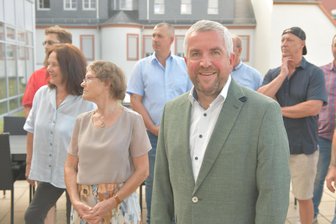 Oederan: Stadt soll sich zu geplanten Windrädern auf dem Ranis äußern - Bürgermeister Steffen Schneider (vorn) und Mitglieder des Stadtrates von Oederan.