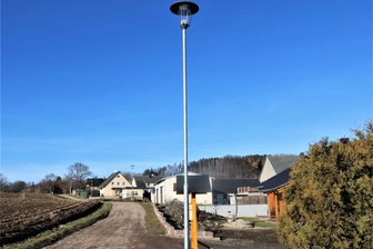 Oederan stellt Straßenbeleuchtung auf LED um: Brennen die Straßenlaternen bald wieder länger? - Die Alte Dorfstraße im Oederaner Ortsteil Frankenstein verfügt bereits über eine LED-Straßenbeleuchtung.