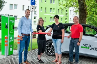 Oederan: Stromtanken direkt im Wohngebiet - Bei der Einweihung der E-Ladesäule an der Heinestraße in Oederan waren Robert Gropp von den Stadtwerken Annaberg, Sylvia Brinnig, Cornelia Naumann von der WBG sowie Bauunternehmer Ralf Steiger (v. l.) dabei.