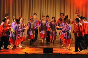 Oederan: Tacheles lädt zu israelischen Tänzen ein - Eine Tanzgruppe aus Israel in Aktion (Symbolbild): Jüdische Tänze stehen für Freude und Gemeinschaft.