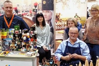 Oederan und Neuhausen präsent auf Reisemesse - Uwe Löschner, Chef des Nussknackermuseums (l.) mit Handwerkern am Stand zur Reisemesse. 