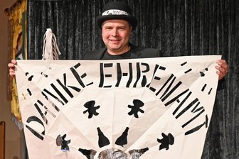 Oederan würdigt seine stillen Helden: Ehrenamtler sorgen für Lichtblicke in hektischen Zeiten - Hommage an die Ehrenamtler: Zauberkünstler Jan Vork, alias Paperman, gestaltete aus einem großen Bogen sekundenschnell papierreißend das Motto Ehrenamt.