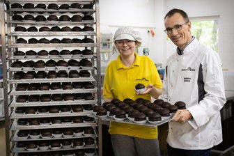 Oederaner Bäckerei erhält Preis für Zusammenarbeit mit Forschungsinstitut - Bäckerei-Chef Mathias Möbius – hier mit Konditorin Chantal Weber – kann sich über den Sächsischen Transferpreis freuen.