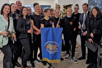 Oederaner Blasmusiker haben in Dresden gespielt und mit Landespolitikern Adventslieder gesungen - Die Musiker von New Generation im Landtag Sachsen. Michael Kretschmer, rechts, und Susann Leithoff gehörten zu den Zuhörern.