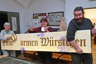 Oederaner Dramatiker greifen zu Pinsel und Farbtopf - Die Akteure Anett Haubold, Christina Fritzsche und Dani Dietel sind in der Volkskunstschule Oederan aktiv, sie gestalten die Kulissen für die Inszenierung 2025.