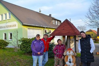 Oederaner Familie mit Humor: Die Altermanns und der Osterhase auf dem Autokran - Doris und Karl-Heinz Altermann mit den Enkeltöchtern Mia Joléen und Lea (v. l.). Im Hintergrund der Hase.