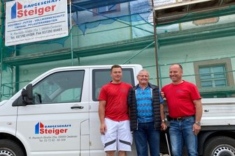 Oederaner Familienunternehmen Steiger: In dritter Generation wird hier Stein auf Stein gelegt - Das Baugeschäft Steiger Oederan feiert in diesen Tagen sein 90-jähriges Bestehen. Hier drei Generationen Steiger - Marcus, Hermann und Ralf (v. l.) - vor ihrer derzeit größten Baustelle, dem Rathaus.