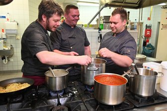 Oederaner „Hirsch“ wieder geöffnet: Mittagessen im Traditionslokal - In der Gaststätte „Hirsch“ in Oederan gibt es jetzt Mittagstisch. Hier kochen Marcus Völker, Stefan Tornow und Max Breitzke (v. l.).