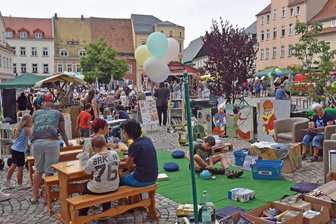 Oederaner holen ihren verschobenen Familientag nach - Premiere des Familiensonntags in Oederan 2023, quirliges Leben zog auf dem Marktplatz ein.