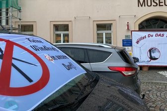 Oederaner lehnen Windkraft ab - Schon vor Wochen protestierten Windkraftgegner vor einer Stadtratssitzung auf dem Markt in Oederan. 