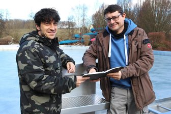Oederaner machen ihr Erlebnisbad schon jetzt fit für die Saison - Lars Meike (l.) und Marco Metzler haben im Erlebnisbad Oederan die nächsten Arbeitsschritte zur Saisonvorbereitung besprochen.