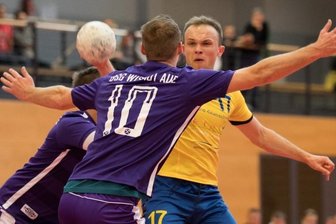 Oederaner Männer im Höhenflug - Ihn bekamen die Abwehrspieler der BSG Wismut Aue nie in den Griff: Oederans Eduard Sabot, der beim 43:34-Sieg 13-mal traf. Mit 47 Treffern führt er auch die Torschützenliste der Bezirksliga klar an.
