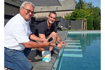 Oederaner Pool-Bauer: Private Wohlfühloase ist gefragt - diese Kosten sollte man einplanen - Jürgen und Amadeus Veit checken die Wasserqualität. Per Messstreifen wird kontrolliert und Daten werden erfasst.