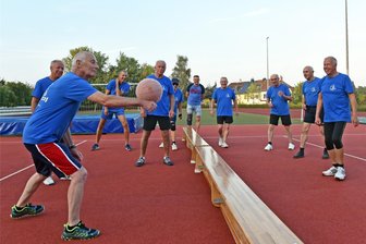 Oederaner Prellballer suchen Mitstreiter für eine selten gewordene Sportart - Für den Fototermin haben die Oederaner Prellballer die Spielhälften extra verkleinert und sind außerhalb der Turnhalle zum Spiel zusammengerückt.