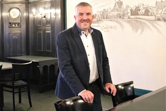 Oederans Bürgermeister Steffen Schneider zur Landtagswahl in Sachsen: „Ich habe Sorge, dass wir unregierbar werden“ - Oederans Bürgermeister Steffen Schneider im restaurierten Rathaus.