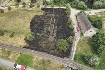 Ödlandbrand in Penig: Einsatzkräfte bekämpfen Feuer trotz starker Windböen - Die freiwilligen Feuerwehren der Gemeinde Penig bekämpften am Sonntag einen Ödlandbrand.