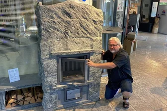 Öfen und Kamine heiß begehrt: Kaminbauer aus Oederan zieht die Notbremse - Ralf Emele, der Geschäftsführer des gleichnamigen Kaminbauunternehmens in Oederan, vor einem Specksteinofen im Ausstellungsraum. Er sagt: "Wir wollen die Aufträge, die wir derzeit haben, erst einmal abarbeiten." 