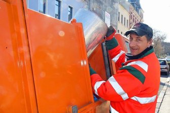Öffentliche Mülleimer trotz Ausgangsbeschränkungen voll - Thomas Meyer vom Städtischen Bauhof in Werdau rechnet in den kommenden Wochen mit einem Anstieg des Müllaufkommens in den öffentlichen Papierkörben.