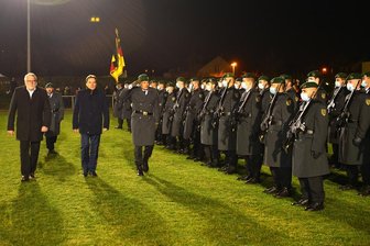 Öffentliches Gelöbnis mit Maske und Schützenpanzer in Mittweida - Feierliches Gelöbnis der Bundeswehr am Donnerstagabend in Mittweida auf dem Schützenplatz.