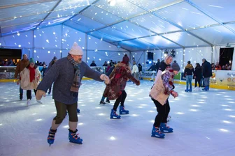 Öffnungszeiten, Eintrittspreise, Events: Alle wichtigen Infos zur Plauener Eisbahn auf einen Blick - Ab dem 24. November ist die Eisbahn auf dem Plauener Topfmarkt wieder geöffnet.