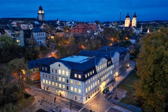 Öffnungszeiten, Preise, Eröffnungsprogramm: Was man zur neuen „Fabrik der Fäden“ in Plauen jetzt wissen muss - Das Weisbachsche Haus, das die neue „Fabrik der Fäden“ beheimatet, befindet sich in einer der schönsten Ecken Plauens - in der Elsteraue. Sie wird derzeit Stück für Stück zum neuen Quartier entwickelt. Im Hintergrund: der Rathausturm und die zwei Türme der Johanniskirche.