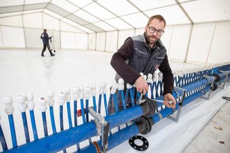 Öffnungszeiten, Preise, Parkmöglichkeiten: Was man zur neuen Plauener Eisbahn jetzt wissen muss - Durch unzählige Leitungen fließt Kühlmittel. Am Donnerstag wurde die 250 Quadratmeter große Eisbahn aufgebaut. Im Bild: Richard Pliquett, Techniker der nordsächsischen Firma kW-rent Eisarena.