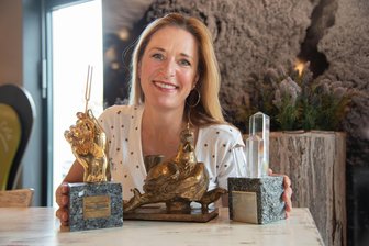 Öffnungszeiten verändert: Stefanie Hertel zeigt ihre Schätze in Ausstellung im Vogtland zum Karriere-Jubiläum - Sängerin Stefanie Hertel mit den Fernsehpreisen Goldene Stimmgabel, die Goldene Henne und den Grand Prix der Volksmusik 1992.