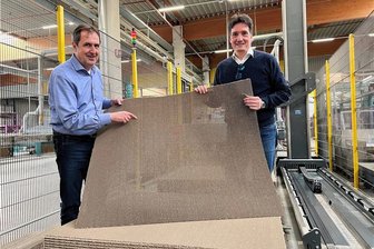 Ökologische Wabenplatten für die Welt made in Frankenberg - Dr. Udo Gassner (r.) und Uwe Müller mit aus dem Block geschnittenen Wabenplatten. Der Werkstoff bringt ein Zehntel des Gewichts von Holz auf die Waage, ist aber vergleichbar druckstabil.