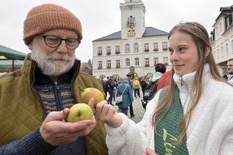 Ökomarkt im Erzgebirge: Köstliche Birne zur Obstsorte des Jahres gekürt - Matthias Scheffler (l.) und Sara Voigt präsentieren „Köstliche aus Charneux“.