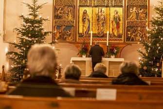 Ökumenische Nagelkreuzgemeinschaft Plauen erinnert an Holocaust-Opfer - Mit einem Friedensgebet ist am Mittwochabend in der Plauener Johanniskirche der Opfer des Holocaust und des Nationalsozialismus gedacht worden.