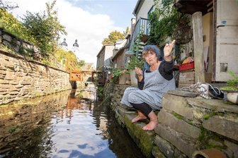 Öl-Alarm in der Plauener Altstadt: Unangenehmer Geruch ruft Feuerwehr auf den Plan - Kein schönes Bild bot Donnerstagnachmittag der Plauener Mühlgraben. Margitta Schier beklagt die ölige Substanz.
