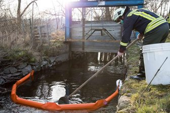 Öl auf Gewässer in Weigmannsdorf-Müdisdorf -