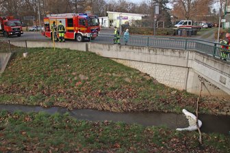 Öl im Zwickauer Planitzbach: Feuerwehr errichtet Sperren - Die Feuerwehr errichtete am Planitzbach Sperren, um eine Ausbreitung des Öls zu verhindern.