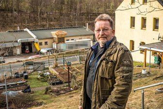 Öl in der Schweinitz? Gegen Firma in Deutschneudorf wird wegen Umweltverschmutzung ermittelt - Dietmar Omes wohnt in unmittelbarer Nähe zur Deutschneudorfer Firma Brehosa. Er klagt über wiederkehrende Umweltverschmutzungen durch das Unternehmen.